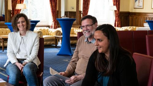Rosanna Beltracchi (a dretta), insembel cun Othmar Lässer e Martina Gammeter al «kick-off event» da la societed «insembel» (fotografia: Denise Kley).