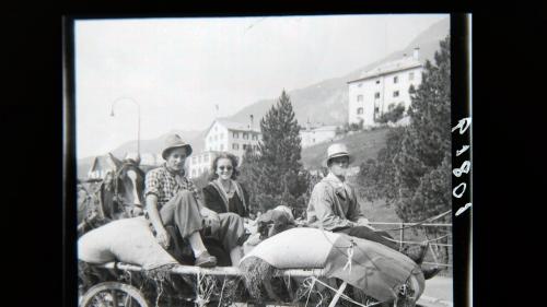 Bauern mit einem Heuwagen in Samedan. Foto: Kulturarchiv Oberengadin/Gustav Sommer
