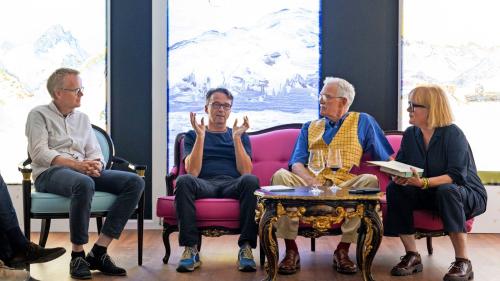 Verleger Bruno Meier, Autor Adrian Stokar, Peter Robert Berry IV und Cornelia Schwab im Gespräch. Foto: Mayk Wendt