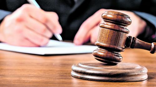 Das Regionalgericht Prättigau / Davos hat Orlando Zegg vom Vorwurf des Amtsmissbrauchs freigesprochen (Symbolbild). Foto: www.shutterstock.com/Duda