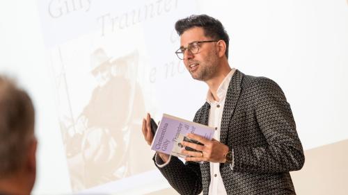 Il romanist Rico Valär düraunt la preschantaziun dal cudesch da Clementina Gilly (fotografia: Mayk Wendt).