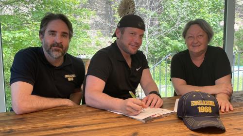 Domenic Bott und Petra Schlatter vom CdH Engiadina mit dem neuen Trainer Andrés Sanz (Mitte) bei der Vertragsunterzeichnung (Foto: z.Vfg).