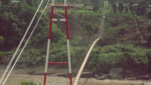 Der Bau der Rio-Aguarico-Brücke im Jahr 1990. Foto: Toni el Suizo