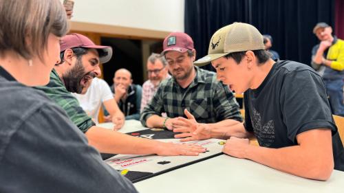 Selina Poo (a schnestra) guadogna sco prüma duonna insembel cun Moreno Margiotta il final dal deschavel Turnier da Murra a Sent cunter ils adversaris Roberto Crameri e Sandro Franziscus (fotografia: Silvio Vital).