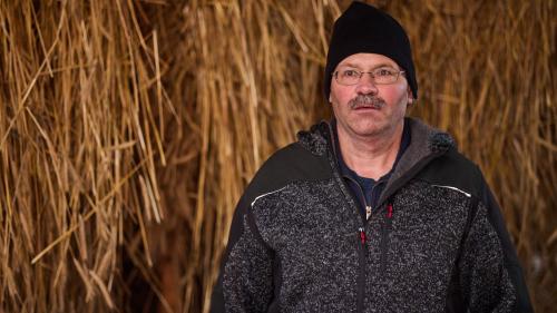 Il paur Anton à Porta circundà da monnas fattas our da seis sejel (fotografia: Michael Steiner).