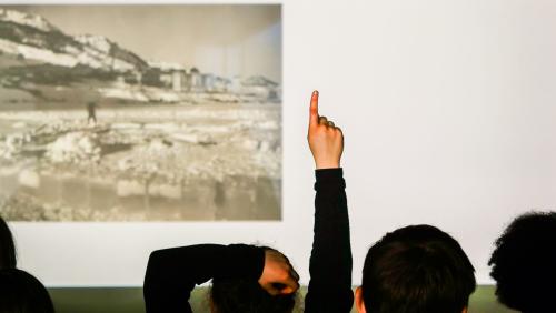 Wer erkennt, was auf dieser alten Aufnahme vom St. Moritzersee zu sehen ist? Antwort: Die Entnahme von Eisblöcken für die Kühlung von Lebensmitteln in den Hotels, als es noch keine Kühlschränke gab. Foto: Jon Duschletta