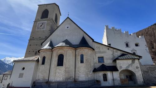 La baselgia da la Clostra San Jon a Müstair driva sias portas als prüms da mai, lündeschdi passà ha gnü lö la nettiada (fotografia: Martin Camichel/fmr).