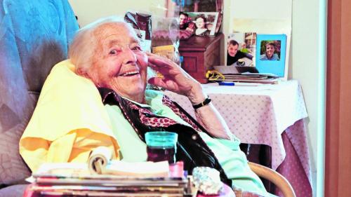 Duonna Tina Mendury ha 102 ons, abita actualmaing illa chasa da chüra ed ha bandunà seis dachasa a Ftan pür cun 98 ons (fotografia: Jon Duschletta).