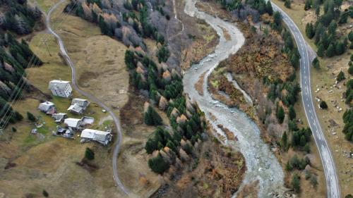 In der Aue Cavril soll die Orlegna wieder eigendynamisch fliessen. Foto: Standeskanzlei