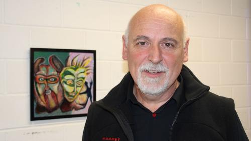 Romano Giovanoli freut sich auf die Kurse in seiner Malschule «Panaläda». Foto: Stefanie Wick Widmer