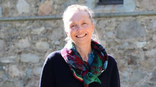 Marie-Ursula Kind es ravarendessa a San Murezzan. Aunz cu surpiglier quista carica ho ella traunter oter lavuro a la Cuort penela internaziunela per l’anteriura Jugoslavia. fotografias: Martin Camichel