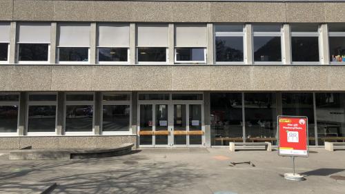 Il coronavirus procura daspö divers mais per rumpatesta illas scolas popularas in Grischun, saja a Cuoira, sco per exaimpel illa scoula Lachen/Quader, obain illas scoulas in Engiadina (fotografia: David Truttmann).