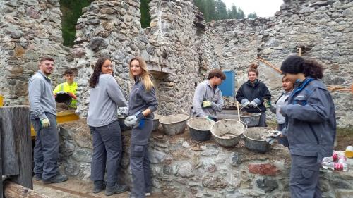 Viele Lernende des Flughafens Zürich waren vor dem Einsatz in S-charl noch nie mit körperlicher Arbeit konfrontiert. Foto: Beat Hofmann