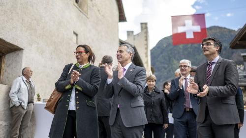 Davo la tschantada culla presidenta cumünala Gabriella Binkert Becchetti e cul president da la Regenza grischuna, s’ha il Cussagl federal inscuntrà cun la populaziun sül Plaz Grond a Müstair (fotografia: Mayk Wendt).