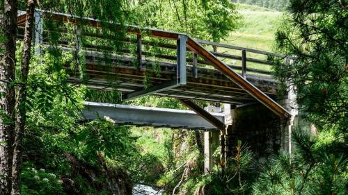 Blick von unten auf die grenzbildende Punt Ota bei Brail mit dem Gebirgsbach Ova da Punt Ota (links) und Blick von der eigentlichen Grenzbrücke auf die darunterliegenden Strassenbrücken der Engadinerstrasse. Fotos: Jon Duschletta