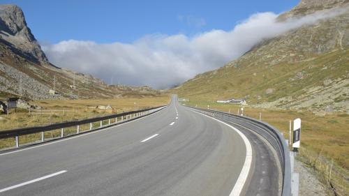 Auf der Gerade bei der Julieralp mit 151 km/h geblitzt. Foto: Kantonspolizei Graubünden