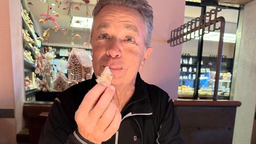 Markus Hauser testet täglich gleich selbst die hauseigenen Gipfeli. Foto: Monica Glisenti