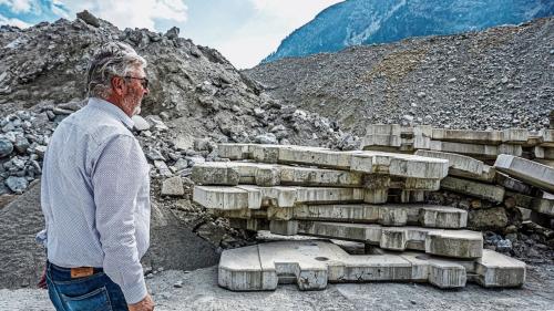 Flurin Wieser begutachtet die alten Betonblöcke, die aufbereitet und für die Herstellung von Recyclingbeton verwendet werden.	 Fotos: Denise Kley
