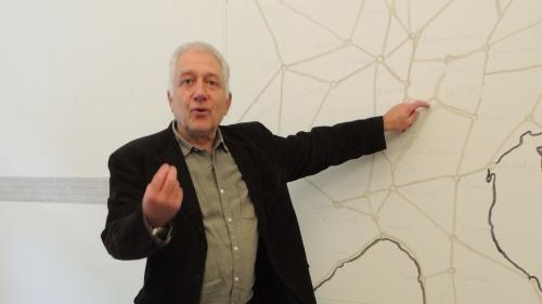 Christof Rösch ha declerà in sonda passada la charta geografica chi  muossa Nairs sco center in Europa (fotografia: Benedict Stecher).