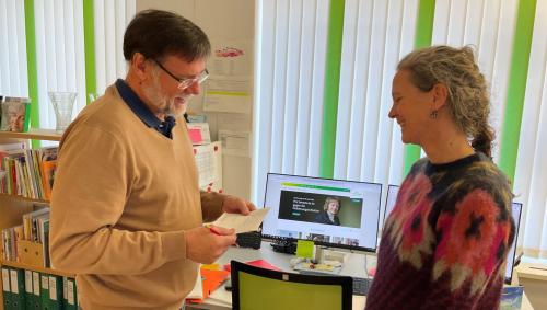 Othmar Lässer im Gespräch mit einer seiner Mitarbeiterin Christine ­Bärfuss. 		Foto: Anna Bisaz
