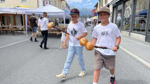 Grond travasch e bleras sportas per uffants e creschüts a la Festa sül Stradun a Scuol (fotografia: Fadrina Hofmann).