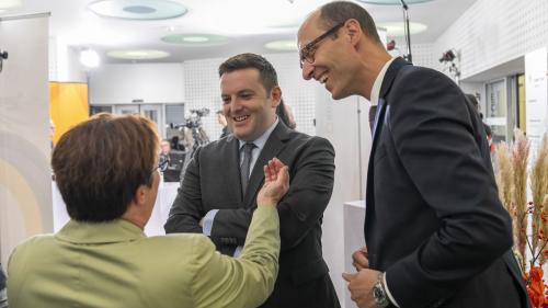 Magdalena Martullo-Blocher, Jon Pult e Martin Candinas analiseschan ils resultats da las elecziuns (fotografia: RTR/Yanik Bürkli).
