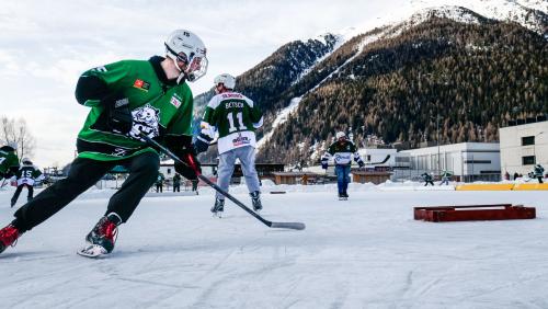 Save Pond Hockey in Zernez, zwischen Spiel, Spass und einer guten Tat zur Rettung der Gletscher. Foto: Jon Duschletta