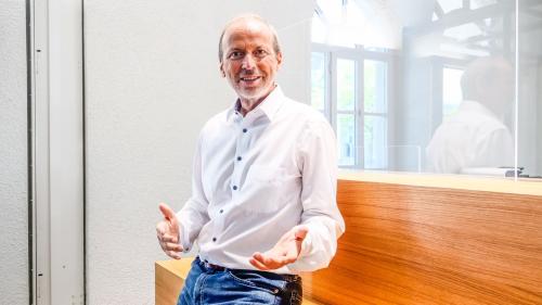 Philipp Gunzinger es president da la gruppa da manisaziun da la Regiun Engiadina Bassa/Val Müstair ed ha manà il proget per ün ingrondimaint dal parc da natüra (fotografia: Jon Duschletta).