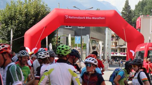 L’arch cotschen sur il Stradun a Scuol ­fuorma il böt dal ­Bikemaraton (fotografia: Martin Camichel).