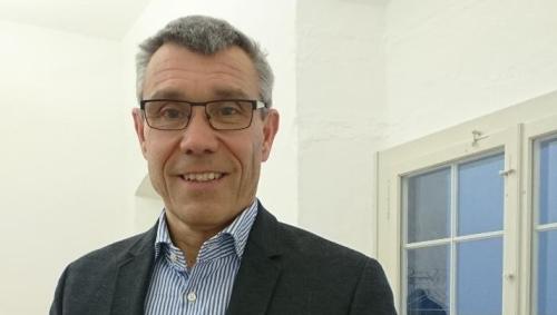 Jürg Mayer es impiegà pro l’Uffizi da militar e da protecziun civila ed a listess temp es el eir il manader administrativ dal Care Team Grischun (fotografia: Care Team Grischun).