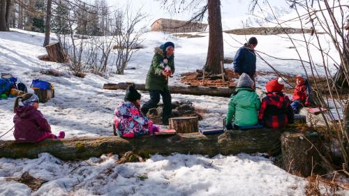 Impressionen vom Besuch der Waldspielgruppe «Nanin» in Zuoz. Fotos: Jon Duschletta