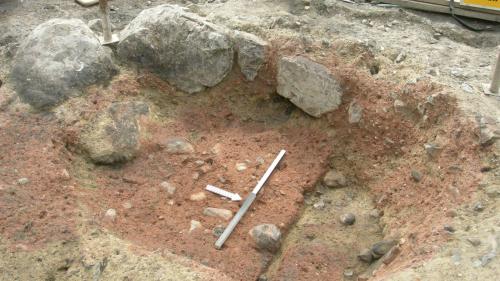 Ün foss dals s-chavamaints ad Avant Muglins a Scuol cun aint terra cotschna chi dà perdütta chi’d es gnü ars avant 3500 ons (fotografia: Servezzan archeologic dal Grischun).