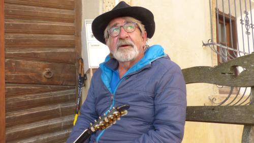 Paulin Nuotclà qua davant sia chasa a Susch dà adüna darcheu eir concerts (fotografia: Flurin Andry).