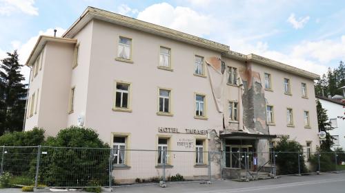 L’Hotel Tarasp, situà güst suot il chastè e dasper il Lai da Tarasp, es daspö var duos decennis ad ir planet in muschna ed in ün fich nosch stadi. (fotografia: Martin Camichel).