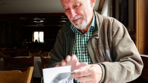 Fritz Felix sföglia i’l cudesch sur dals cumüns concessiunaris, ch’el ha scrit ed edi dal 2024 sün basa da material d’archiv. fotografias: Jon Duschletta