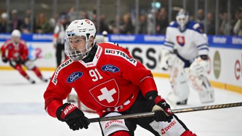 L’Engiadinais Fabian Ritzmann in acziun pella squadra naziunala pro’l gö d’amicizcha cunter la Slovakia (fotografia: Keystone/Gian Ehrenzeller).