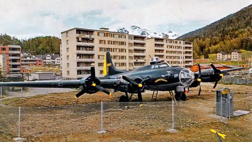 Der instandgesetzte Zugersee-Bomber in den 1970er-Jahren in St. Moritz-Bad. Foto: Foto Rutz, St. Moritz