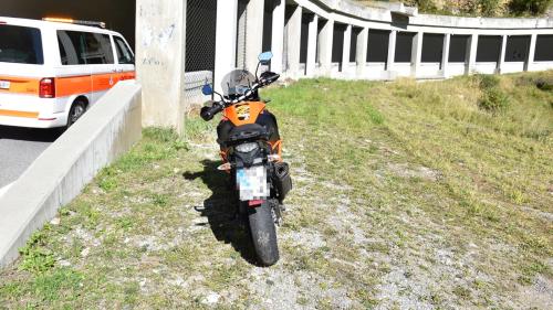 Die Motorradfahrerin kollidierte mit einem talwärts fahrenden Lastwagen. Foto: Kantonspolizei