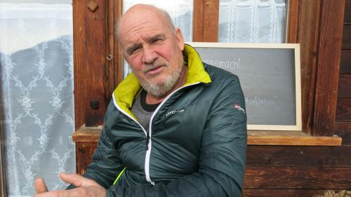  Bei Sonnenschein geniessen die Gäste die Aussicht, während sie von Georg und Flurinda Salomon und ihrem Team bewirtet werden.                    Foto: Bettina Gugger