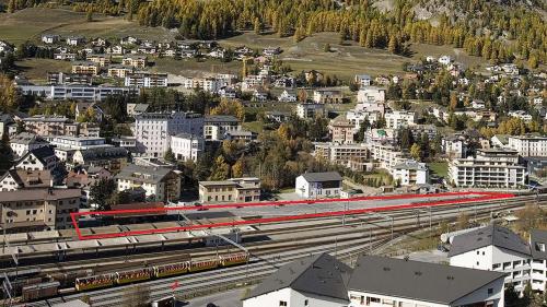 Das Bahnhofareal in Samedan: Die rot umrandete Fläche ist der Projektperimeter, wo unter anderem das Verwaltungszentrum des Kantons zu stehen kommen soll. 				Foto: Rhätische Bahn