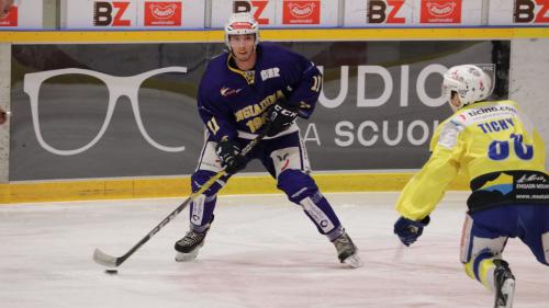 Gudench Camichel erzielte vier Tore und zwei Assists im Derby-Spiel Engiadina gegen St. Moritz (Foto: Marco Ritzmann).