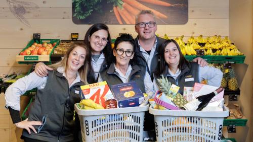 Das Team freut sich auf die Wiedereröffnung des kleinen und familiären Ladens in Celerina. Foto: Coop Ostschweiz-Ticino/Dominik Täuber