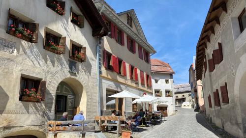 La Crusch Alba a Guarda dess darcheu esser ün lö per as inscuntrar (fotografia: Andri Netzer).