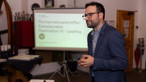 Claudio Daguati, Co-Direktor TESSVM, ist stolz auf die Auszeichnung "Swisstainable Destination III - Leading". Foto: Dominik Täuber/TESSVM