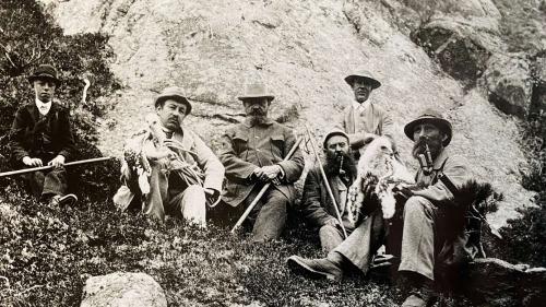 Aushorstung zweier Jungadler im Juni 1895 in Pontresina. Diese Aufnahme ist das älteste fotografische Dokument des Steinadlers in Graubünden. Foto: Alexander Flury