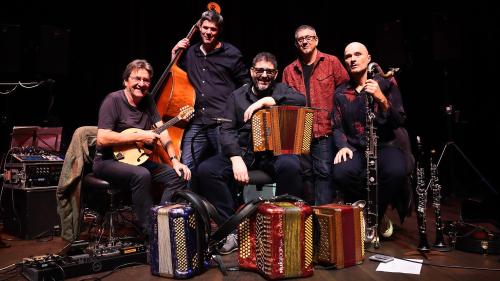 Max Lässer (links) und das «Überlandorchester». Foto: Roger Bürgler