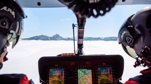 Ein neues, hochpräzises Instrumentenflugverfahren soll den Helikopter-Crews auch bei schlechter Sicht eine sichere Navigation zwischen Rega-Basen, Flughäfen und Spitälern ermöglichen. Foto: Rega