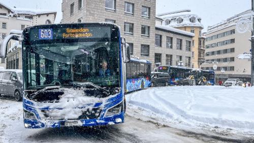 Von Schneefall und schlechten Strassenverhältnissen ist auch der öffentliche Verkehr betroffen. Wie am Dienstag in St. Moritz-Dorf. Foto: Jon Duschletta