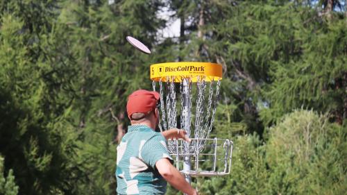 Al champiunedi da discgolf a Samedan s’haun partecipos 81 sportists e sportistas da tuot la Svizra (fotografia: Martin Camichel).