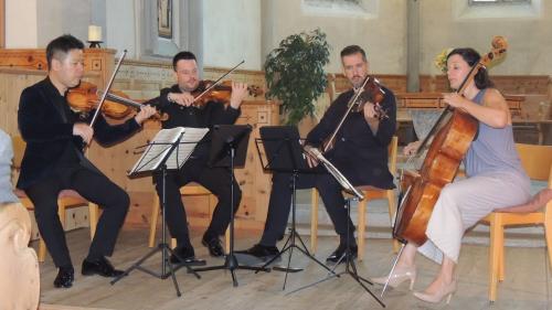 Il Quartett Stradivari in plaina concentraziun illa Baselgia San Lurench a Sent (fotografia: Benedict Stecher).
